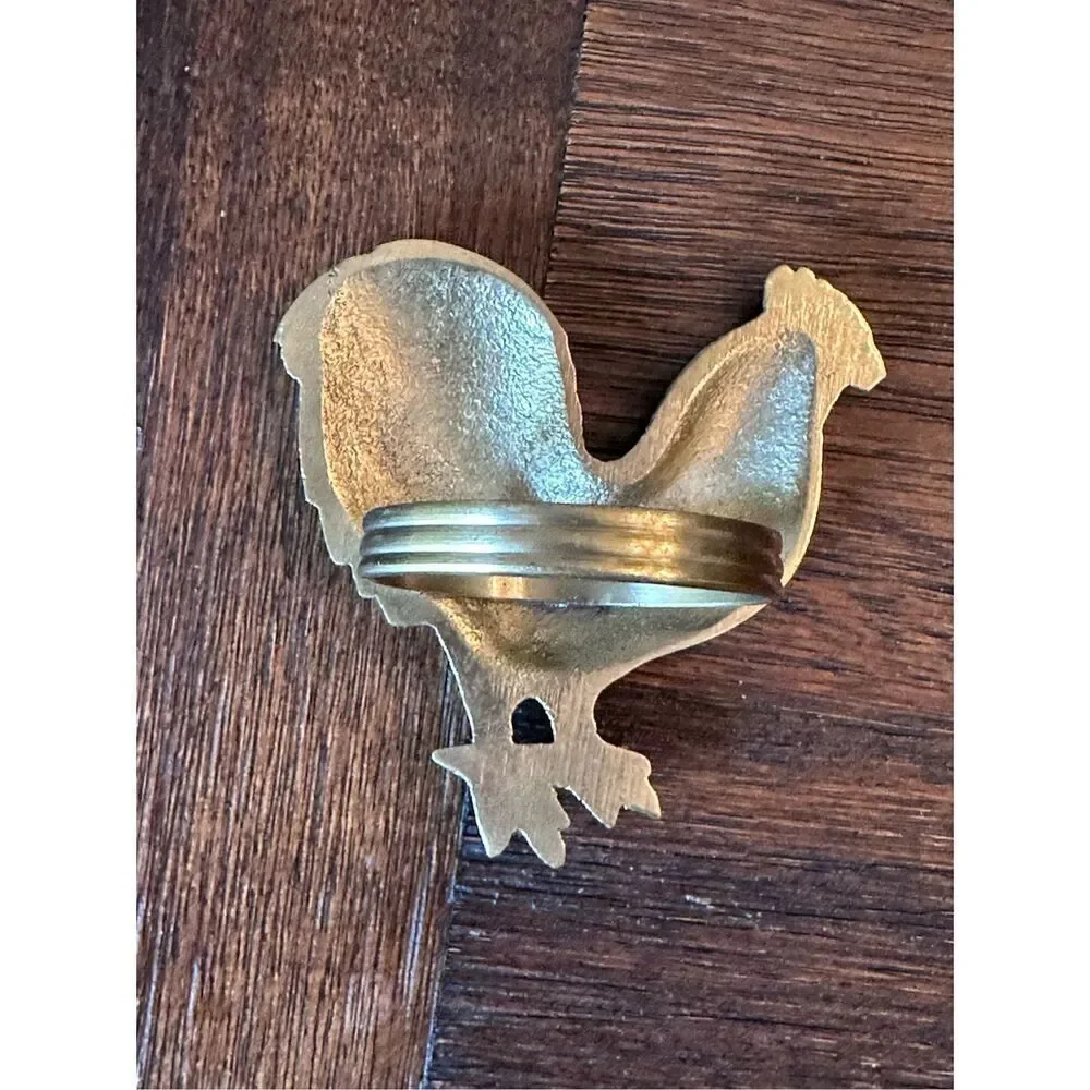 Set of 4 vintage brass rooster and Chicken napkin rings with napkins
